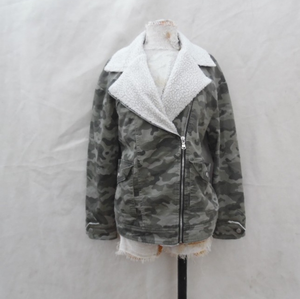 Small forever 21 camo jacket
